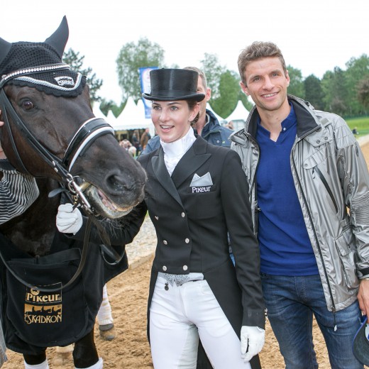 Lisa + Thomas Müller-4177.jpg   Lisa u. Thomas Müller in München-Riem
Lisa wird das GOLDENE REITABZEICHEN verliehen
 
Foto: Hans Sedlmayr / hs-bilder