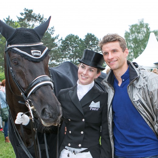 Lisa + Thomas Müller-4166.jpg   Lisa u. Thomas Müller in München-Riem
Lisa wird das GOLDENE REITABZEICHEN verliehen
 
Foto: Hans Sedlmayr / hs-bilder