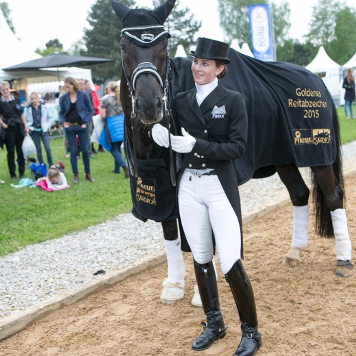 Lisa + Thomas Müller-4171.jpg   Lisa u. Thomas Müller in München-Riem
Lisa wird das GOLDENE REITABZEICHEN verliehen
 
Foto: Hans Sedlmayr / hs-bilder