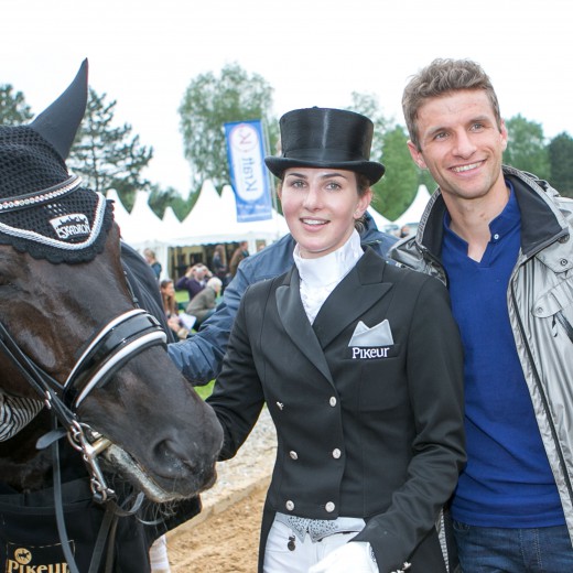 Lisa + Thomas Müller-4176.jpg   Lisa u. Thomas Müller in München-Riem
Lisa wird das GOLDENE REITABZEICHEN verliehen
 
Foto: Hans Sedlmayr / hs-bilder