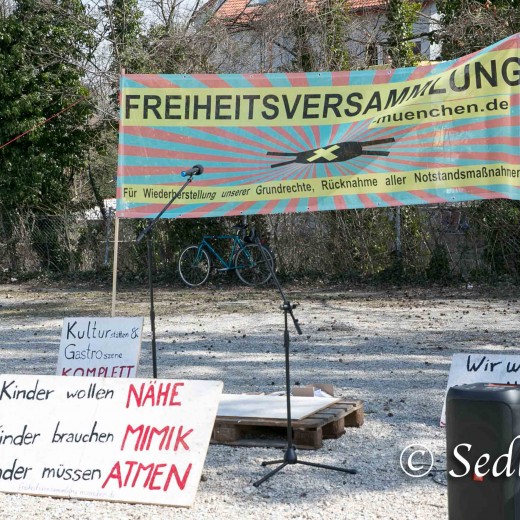 20210410-unbenannt-2-62GÖNSE JPG.jpg   Corona - Demo in Dachau auf der Ludwig-Thoma-Wiese  - Foto:© Johann Sedlmayr  s8-foto.de