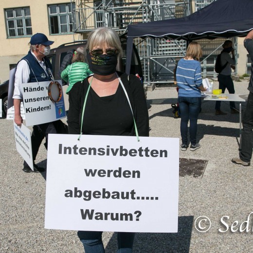 20210410-unbenannt-2-68GÖNSE JPG.jpg   Corona - Demo in Dachau auf der Ludwig-Thoma-Wiese  - Foto:© Johann Sedlmayr  s8-foto.de