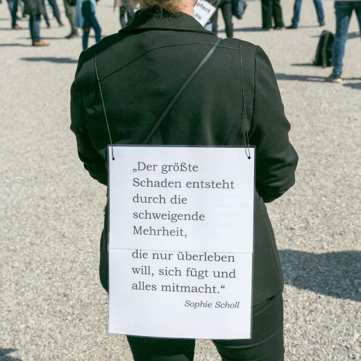 20210410-unbenannt-2-69GÖNSE JPG.jpg   Corona - Demo in Dachau auf der Ludwig-Thoma-Wiese  - Foto:© Johann Sedlmayr  s8-foto.de