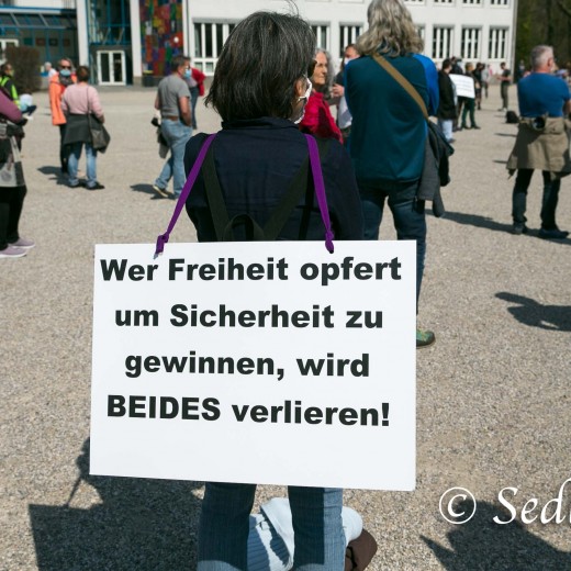 20210410-unbenannt-2-71GÖNSE JPG.jpg   Corona - Demo in Dachau auf der Ludwig-Thoma-Wiese  - Foto:© Johann Sedlmayr  s8-foto.de