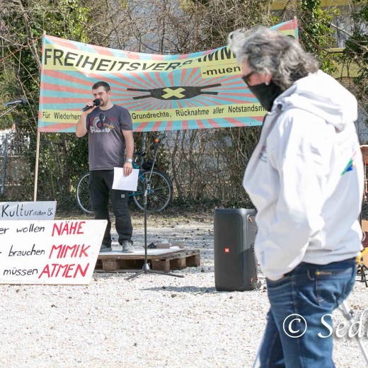 20210511-unbenannt-2-10Demo JPG.jpg   Corona - Demo in Dachau auf der Ludwig-Thoma-Wiese  - Foto:© Johann Sedlmayr  s8-foto.de