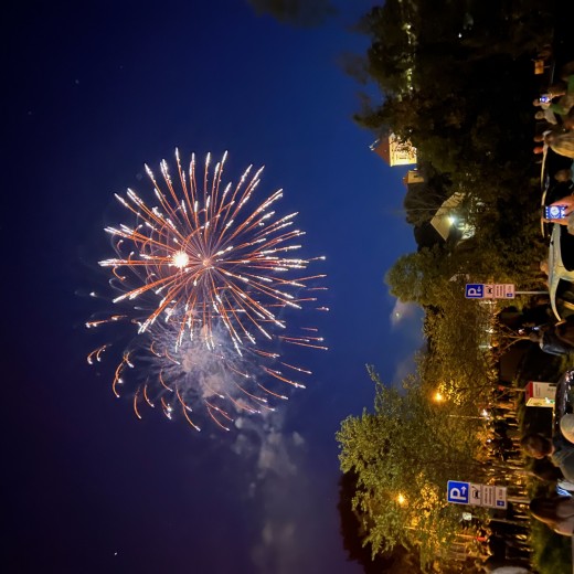 IMG_1954.jpg   Dachauer Großfeuerwerk 2022 vom Schloßberg
Foto: Johann Sedlmayr