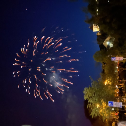 IMG_1955.jpg   Dachauer Großfeuerwerk 2022 vom Schloßberg
Foto: Johann Sedlmayr
