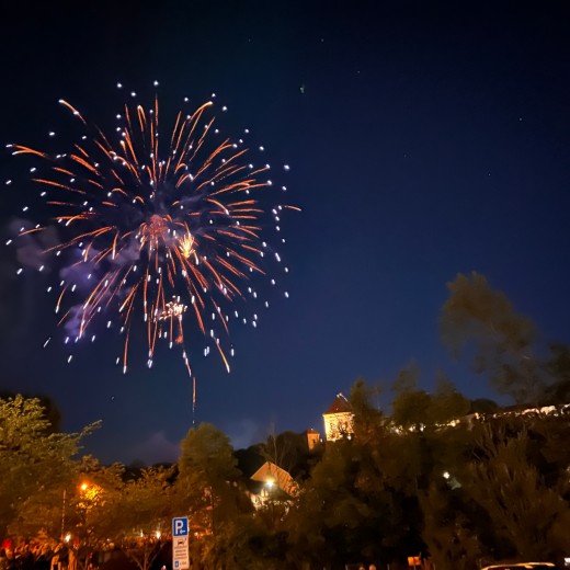 IMG_1959.jpg   Dachauer Großfeuerwerk 2022 vom Schloßberg
Foto: Johann Sedlmayr