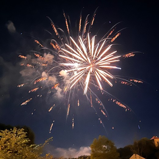 IMG_1963.jpg   Dachauer Großfeuerwerk 2022 vom Schloßberg
Foto: Johann Sedlmayr